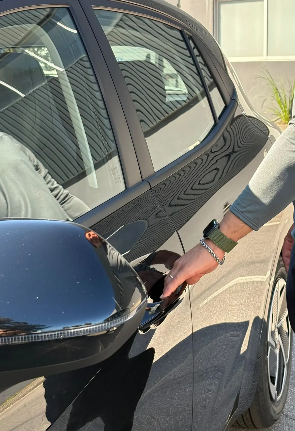 Alugar Carros Membro da equipa MoveWise a abrir a porta de uma viatura elétrica da frota
