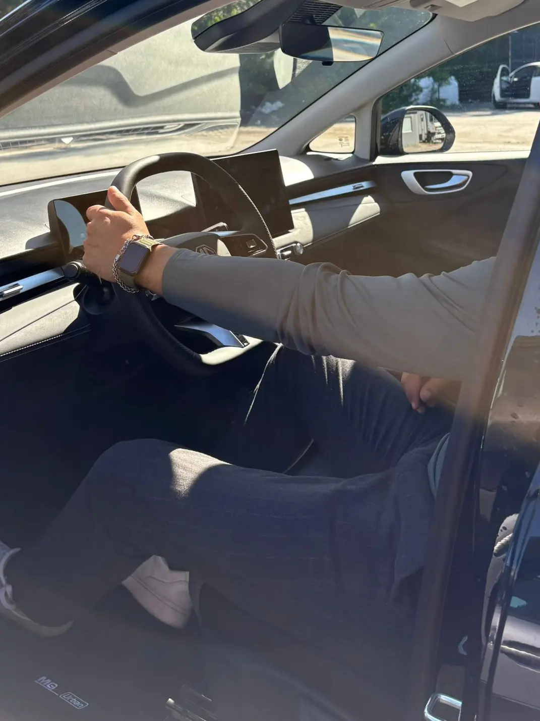 Alugar Carros Condutor ao volante de uma viatura elétrica MoveWise antes de iniciar o turno