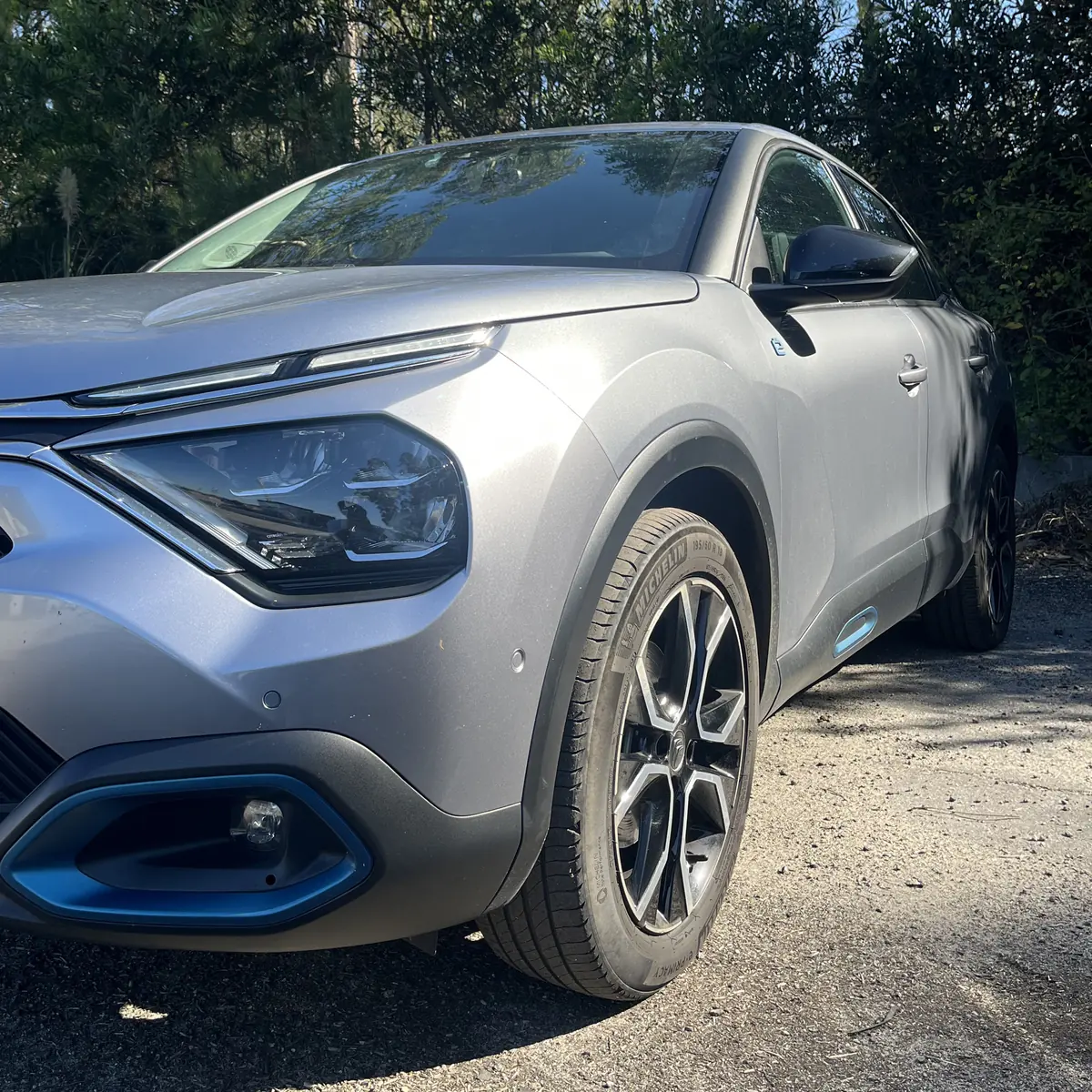 Alugar Carros Detalhe de jante e frente de viatura elétrica preparada pela MoveWise