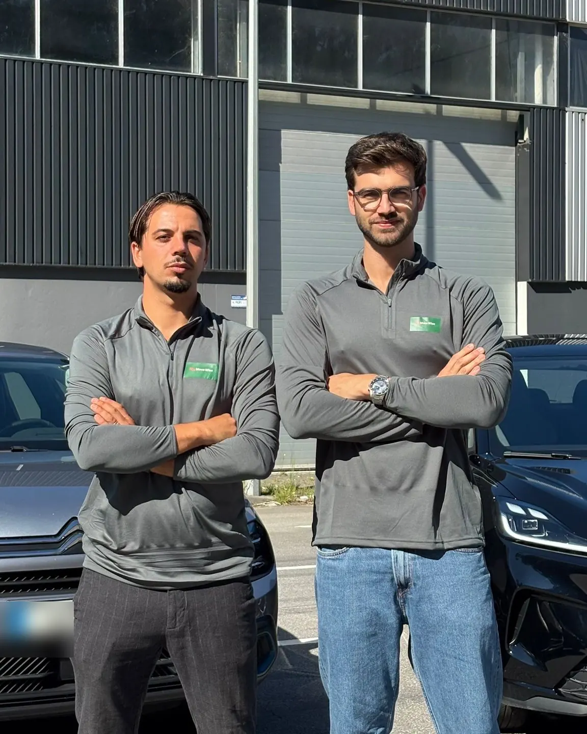 Os dois sócios fundadores da MoveWise junto às viaturas elétricas da frota