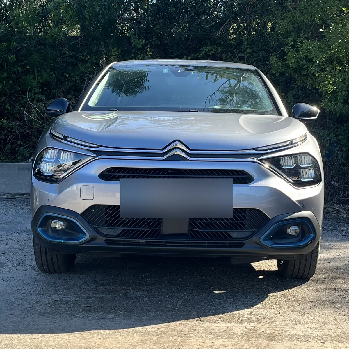 Alugar Carros Segunda viatura elétrica da frota MoveWise vista de frente