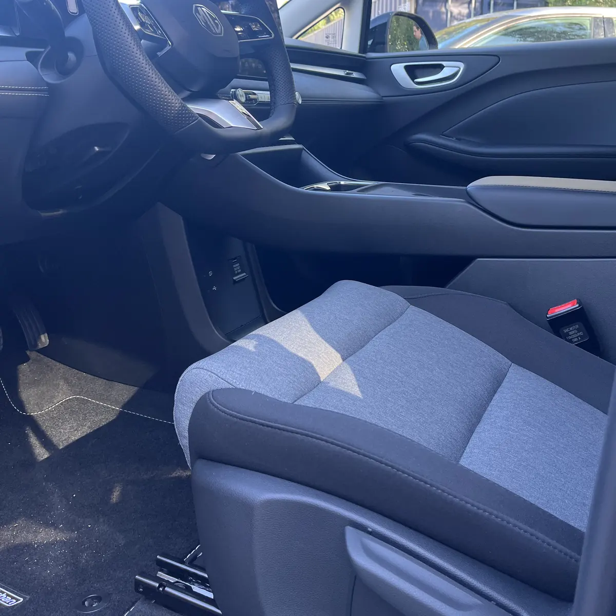 Alugar Carros Interior limpo do posto de condução de uma viatura elétrica MoveWise