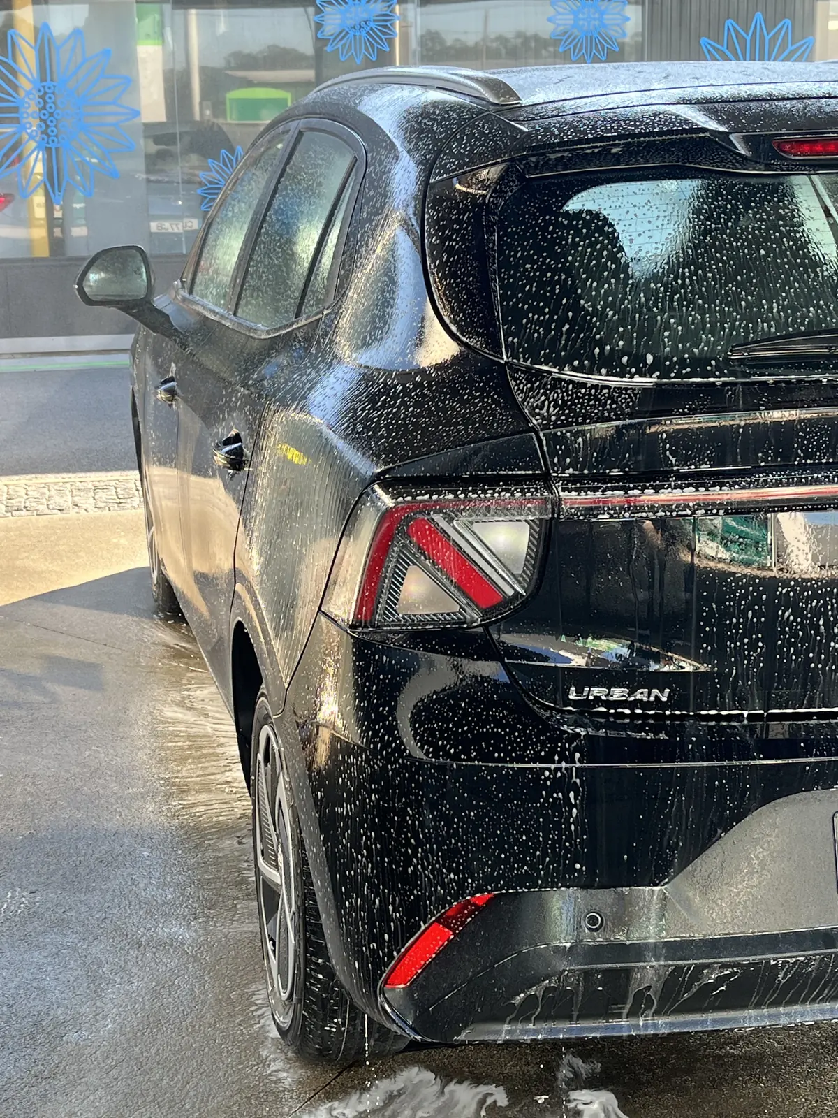 Alugar Carros Viatura elétrica MoveWise em lavagem, na preparação antes da entrega ao condutor