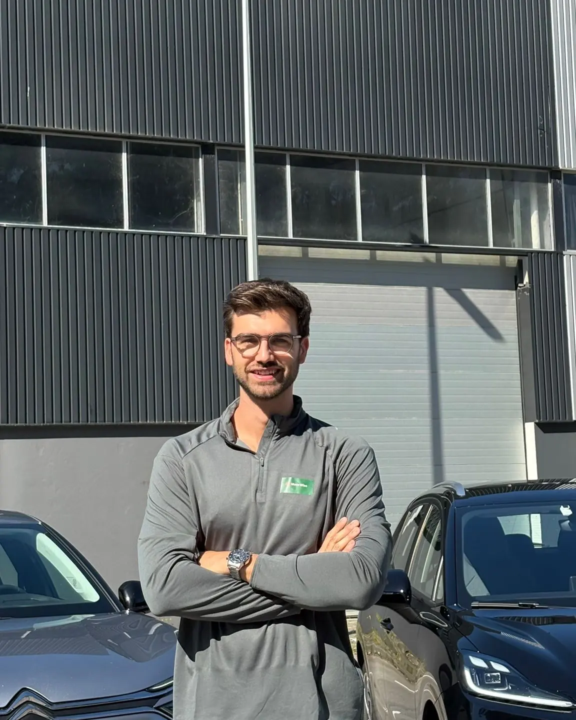José, sócio fundador da MoveWise, junto às viaturas elétricas da frota