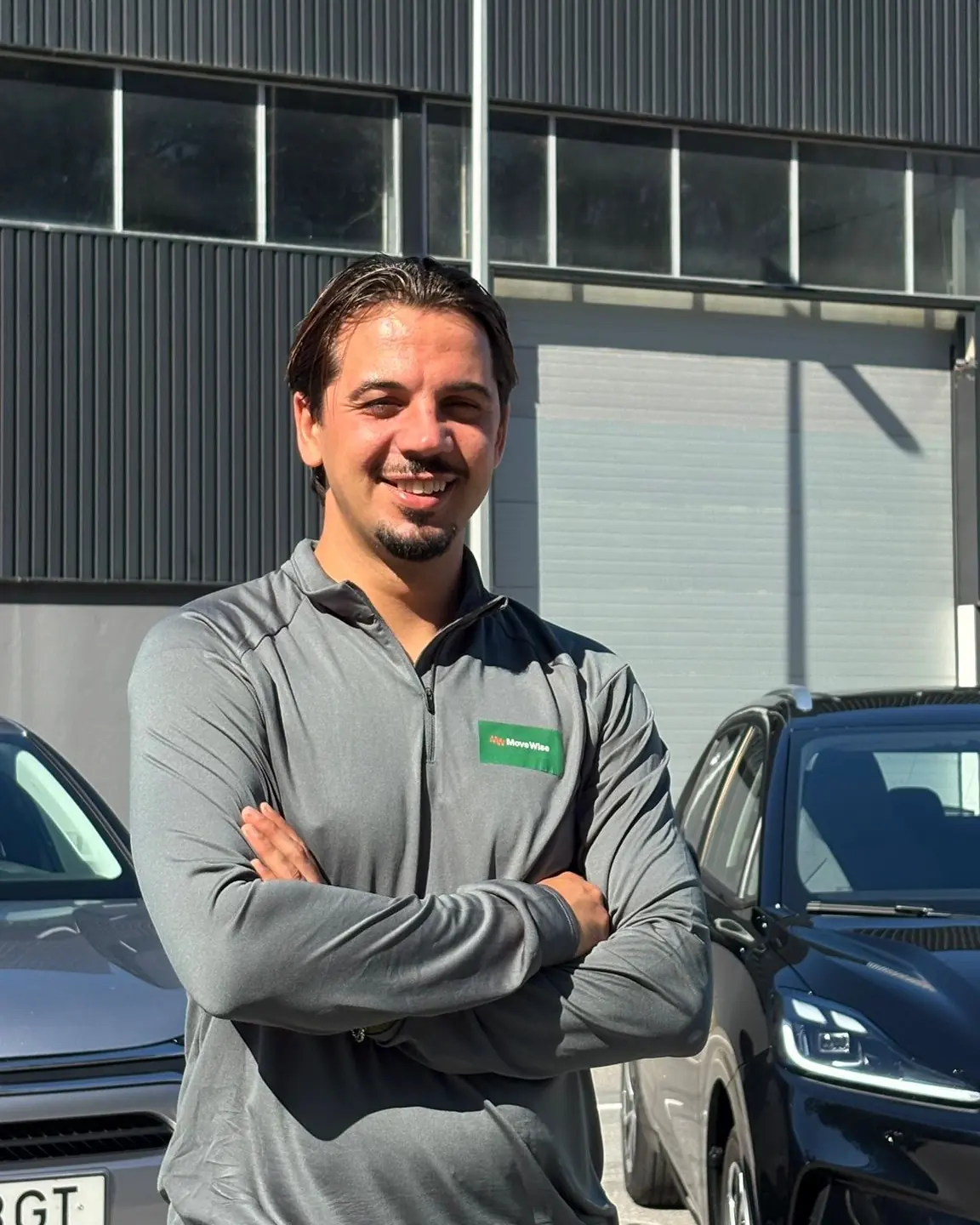 Tiago, sócio fundador da MoveWise, junto às viaturas elétricas da frota