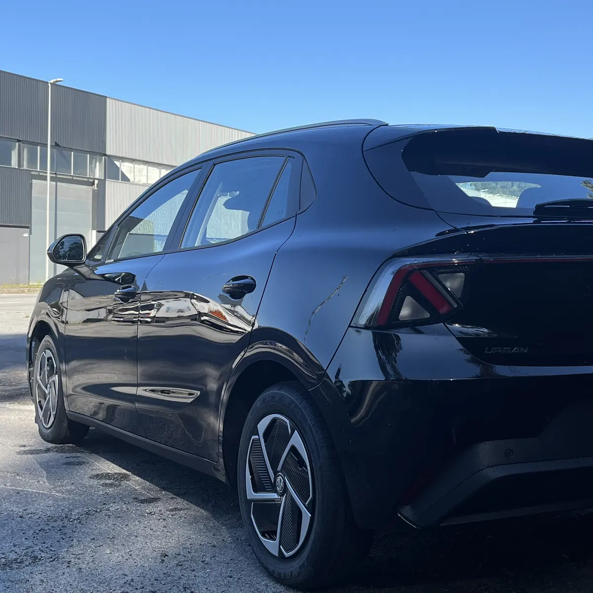 Alugar Carros Perfil traseiro de viatura elétrica da frota MoveWise